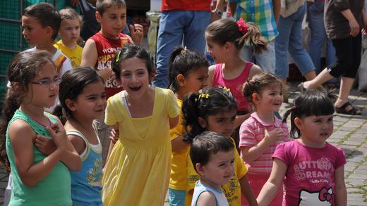 Freundschaftsfest in Lohr       -  Zweites Türkisch-Deutsches Kultur- und Freundschaftsfest auf dem Lohrer Schloßplatz.  Große und kleine Zuschauer - staunend und begeistert.