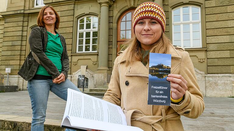 Nadine Scholz (rechts) hat sich in ihrer Bachelorarbeit mit der Barrierefreiheit von Sport- und Freizeitangeboten beschäftigt. Unterstützung bekam sie von ihrer Betreuerin&nbsp;Christiane Reuter.