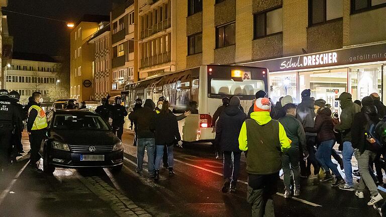 In der Deckung eines Linienbusses wollten gewaltbereite Demonstrierende eine Polizeiabsperrung durchbrechen. Die Polizei hielt den Mob mit Pfefferspray auf.