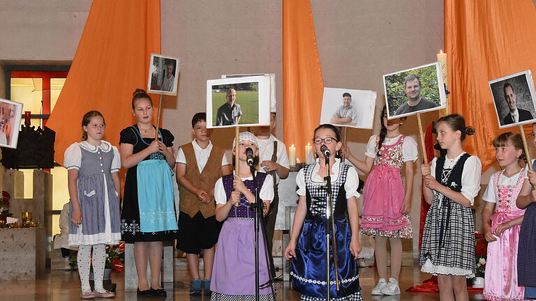 Die Kinder der Astrid-Lindgren-Grundschule verpackten des Gestern und Heute in phantasievolle Lieder.