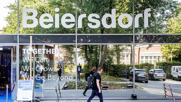 Der Hamburger Konsumgüterkonzern hält an Jahreszielen fest.       -  Der Hamburger Konsumgüterkonzern Beiersdorf hält an seinen Jahreszielen fest.