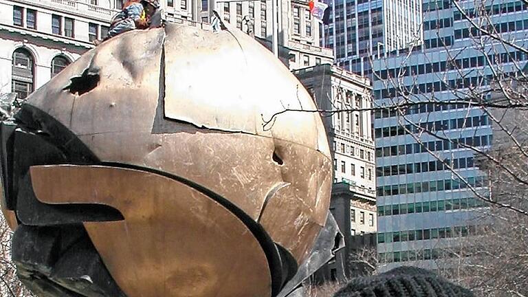 Fritz Koenig 2001 vor seiner &bdquo;Kugel&ldquo; im Battery Park in New York.