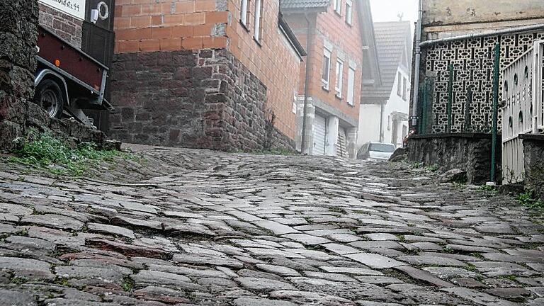 Nach der Einschätzung des Bauamts im Rathaus vom Dezember 2015 Gemündens schlechteste Straße: die Oberdorfstraße in Wernfeld. Nach der Einschätzung des Bauamts im Rathaus vom Dezember 2015 Gemündens schlechteste Straße: die Oberdorfstraße in Wernfeld.