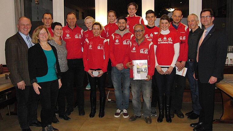 Erfolgreiche Sportler wurden bei der Hauptversammlung des SC Ostheim geehrt. Es gratulierten Bürgermeister Ulrich Waldsachs, Vorsitzende Gaby Münch, Jutta Helm (von links) sowie stellvertretender Landrat Peter Suckfüll, Vorsitzender Eberhard Helm (von rechts) und Vorsitzender Ali Louzri (6.vin rechts), der selbst eine Auszeichnung vom DLV für den Lauf-Treff erhielt. Erfolgreiche Sportler wurden bei der Hauptversammlung des SC Ostheim geehrt. Es gratulierten Bürgermeister Ulrich Waldsachs, Vorsitzende Gaby Münch, Jutta Helm (von links) sowie stellvertretender Landrat Peter Suckfüll, Vorsitzender Eberhard Helm (von rechts) und Vorsitzender Ali Louzri (6.vin rechts), der selbst eine Auszeichnung vom DLV für den Lauf-Treff erhielt.