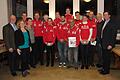 Erfolgreiche Sportler wurden bei der Hauptversammlung des SC Ostheim geehrt. Es gratulierten Bürgermeister Ulrich Waldsachs, Vorsitzende Gaby Münch, Jutta Helm (von links) sowie stellvertretender Landrat Peter Suckfüll, Vorsitzender Eberhard Helm (von rechts) und Vorsitzender Ali Louzri (6.vin rechts), der selbst eine Auszeichnung vom DLV für den Lauf-Treff erhielt.
