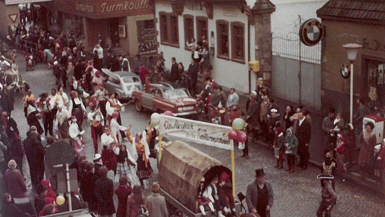 Faschingszug 1971 Karlstadt auf Höhe des BMW-Autohauses Raabe, heute Stadtbibliothek Hohe Kemenate. Faschingszug 1971 Karlstadt auf Höhe des BMW-Autohauses Raabe, heute Stadtbibliothek Hohe Kemenate.