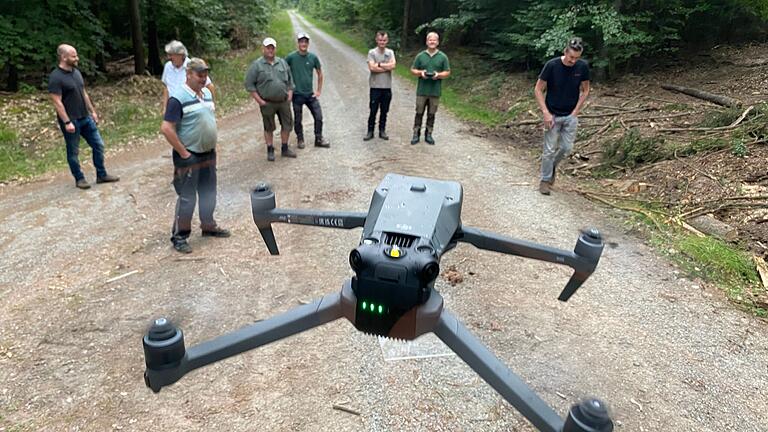 Drohne im Landeanflug: Mit der Kamera des Fluggeräts suchen städtische Förster aus luftiger Höhe nach braunen Baumkronen vor allem von Fichten. Denn diese verraten die Anwesenheit des Borkenkäfers, der derzeit massiv im Stadtwald frisst.