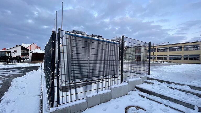 Die Wärmepumpe zwischen dem neuen Kindergarten und der Schule in Geiselwind ist einigen Anwohnern viel zu laut.