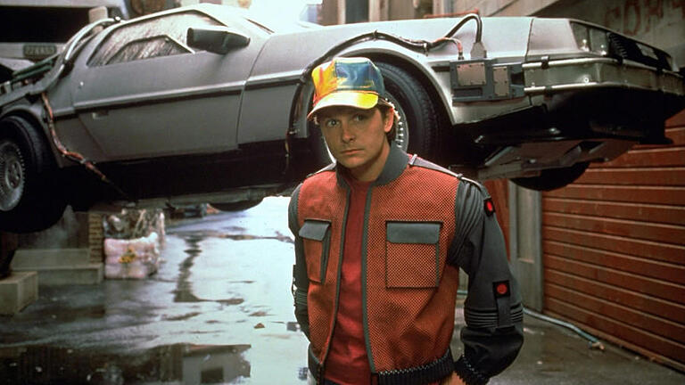 Zurück in die Zukunft II       -  21. Oktober 2015: Der Schüler Marty McFly landet im Film 'Zurück ind ie Zukunft II' mit seiner DeLorean-Zeitmaschine in der Zukunft - bald unsere Gegenwart.