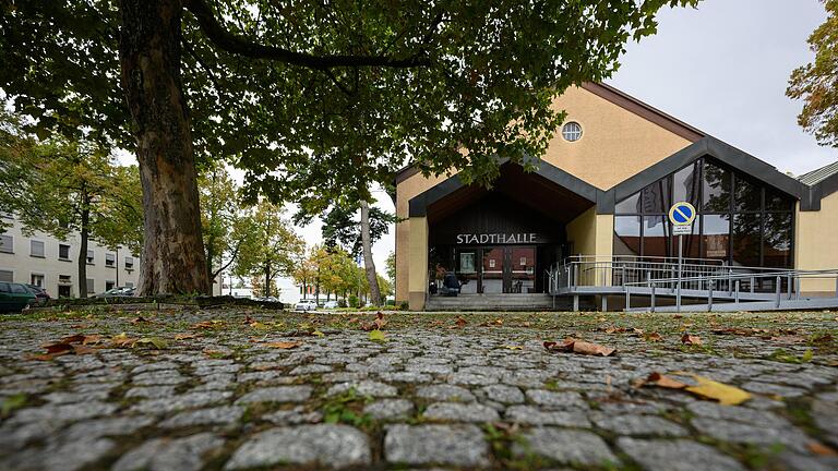 Aus Platzgründen findet der Prozess, für den sieben Verhandlungstage angesetzt sind, in der Schweinfurter Stadthalle statt.