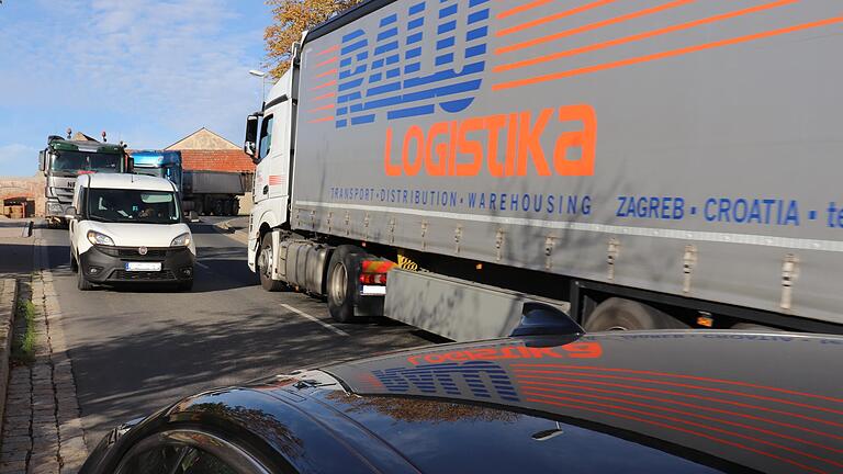 Die Ortsdurchfahrt der B 286 in Birklingen wird vor allem vom Schwerverkehr genutzt. An der kleinen Steigung in der Dorfmitte staut sich schon mal der Verkehr.