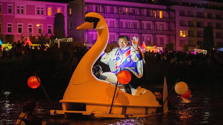 'Die Saale brennt' am Freitagabend beim Rakoczy-Fest in Bad Kissingen: König Ludwig II., dargestellt von&nbsp;Holger Buczynski, gleitet in einem Schwanenboot über die Saale.