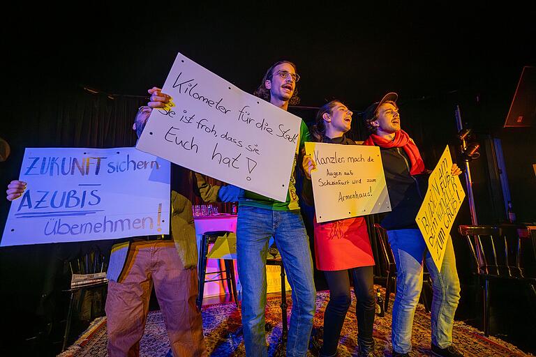 Gemeinsam erinnerten sich viele der ehemaligen 'Bonnmarschierer' an den Tag vor 30 Jahren. Politik und Gesellschaft sollten auf die 'Krisenregion Nummer Eins' aufmerksam gemacht werden. Das Theaterensemble der Kulturwerkstatt brachte eine gelungene Vorstellung auf die Bühne