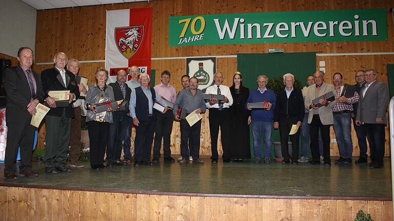 Beim Ehrenabend zu seinem 70-jährigen Bestehen ehrte der Winzerverein Karlburg Mitglieder, die zwischen 35 und 50 Jahre im Verein sind. Die vier Mitglieder, die am längsten dabei sind, ernannte er zu Ehrenmitgliedern.