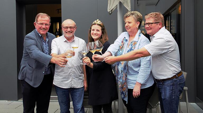 Weinverkostung bei der Sommertour des Bezirks Unterfranken (von links): Bezirkspräsident Erwin Dotzel, Bioland-Winzer Manfred Rothe, Weinprinzessin Vanessa Wischer, Bezirksrätin Gerlinde Martin und Nordheims Bürgermeister Guido Braun.&nbsp;