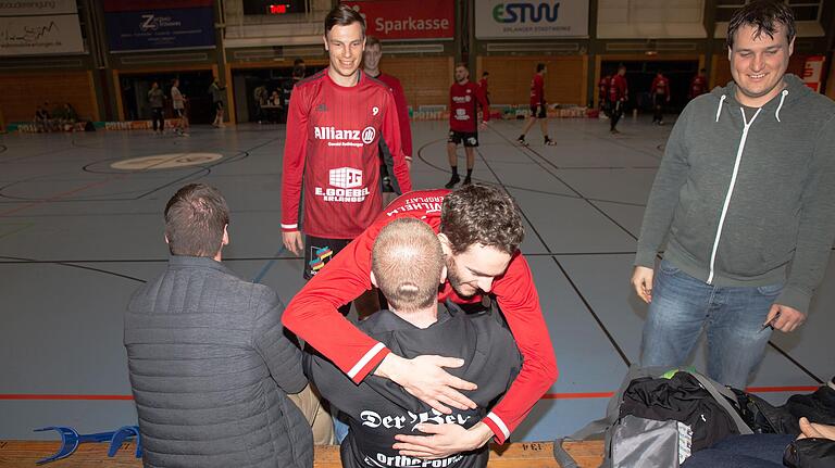 Ein Spieler nach dem anderen beugt sich zu Tobias Büttner herunter, um den ehemaligen Teamkollegen des TV Erlangen-Bruck zu begrüßen.&nbsp;