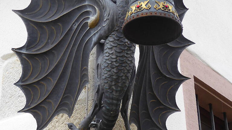 Symbolträchtig: Der Greifvogel mit dem Fingerhut breitet seine Flügel aus über dem Creglinger Fingerhutmuseum. Symbolträchtig: Der Greifvogel mit dem Fingerhut breitet seine Flügel aus über dem Creglinger Fingerhutmuseum.