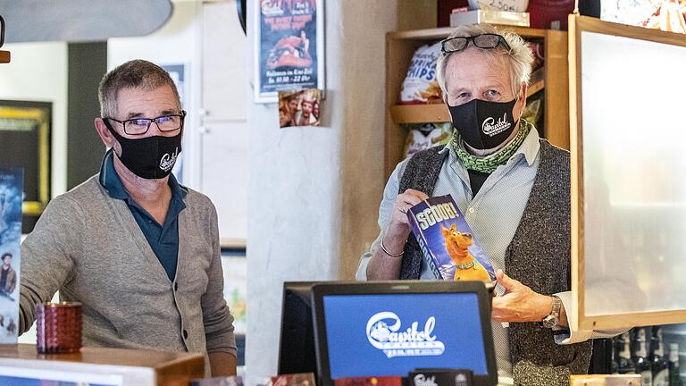 Vier Wochen Pause müssen auch Kinobetreiber Bruno Schneyer (rechts) und sein Mitarbeiter Rainer Winkel machen.