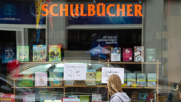 In der vierten Woche nach Schulbeginn fehlen in Bayern immer noch Bücher. Betroffen sind vor allem Schülerinnen und Schüler der 9. Klasse des neuen G9 (Symbolfoto).