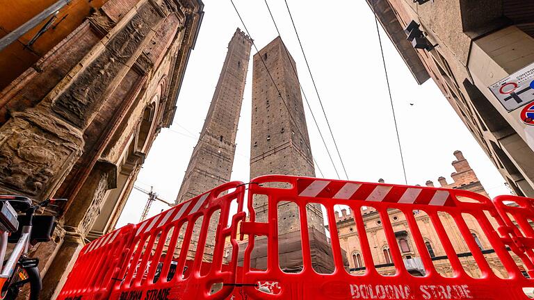 Garisenda-Turm.jpeg       -  Die italienische Stadt Bologna bangt um eines ihrer Wahrzeichen: den berühmten schiefen Garisenda-Turm. Könnte er einstürzen?