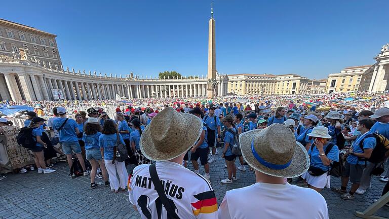 Ministranten-Wallfahrt 2024       -  Warten auf Papst Franziskus auf dem Petersplatz