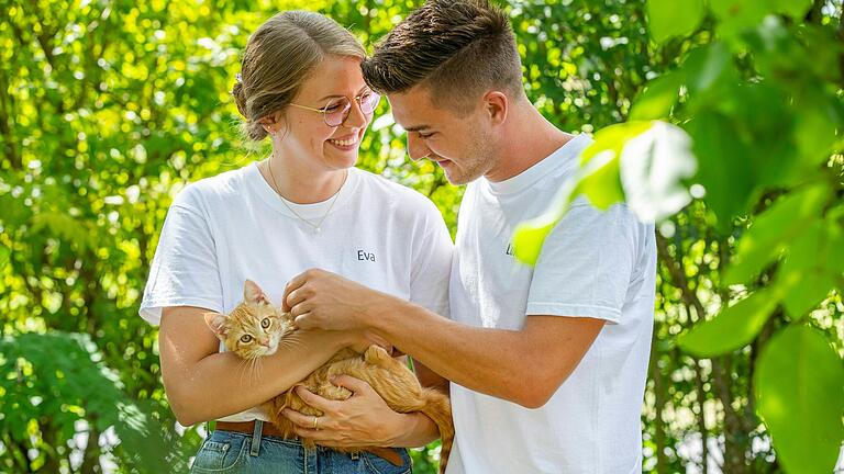 Nachwuchs im Hause Brockmann-Pfister: Jungkater Simba erhält oft die ungeteilte Aufmerksamkeit der beiden Weinexperten.