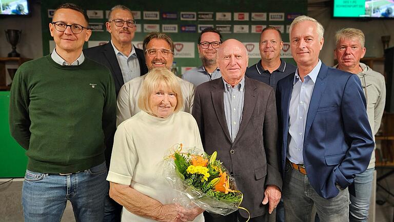 Jahreshauptversammlung beim FC 05 Schweinfurt: der Vorstand um Geschäftsführer Markus Wolf (Dritter von links) sowie (Mitte) Ehrenmitglied Else Kürschner und Jubilar Otto Baum.