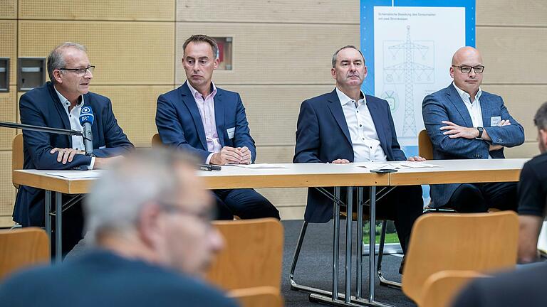 Pressekonferenz zum Projekt P540 mit (von links) Robert Pfügl (Bayernwerk Netz GmbH), Thomas Ehrhardt-Unglaub (Tennet), Wirtschafts- und Energieminister Hubert Aiwanger und Münnerstadts Bürgermeister Michael Kastl.