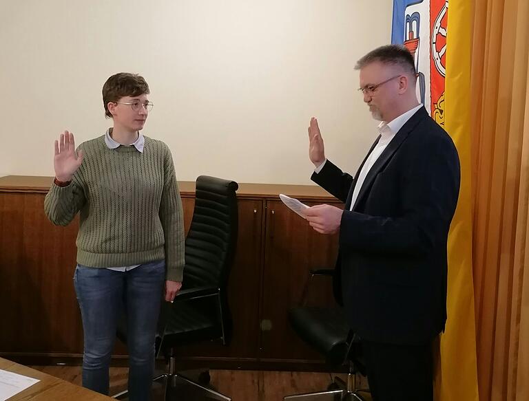 Die nachgerückte Gemeinderätin Ann-Kathrin Hellmann wird von Bürgermeister Heiko Menig auf die Verfassung vereidigt. Die nachgerückte Gemeinderätin Ann-Kathrin Hellmann wird von Bürgermeister Heiko Menig auf die Verfassung vereidigt.