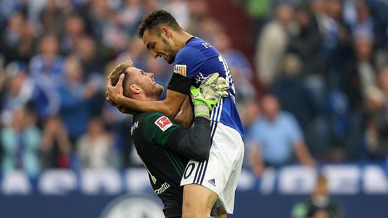 Jubel       -  Die Schalker Nabil Bentaleb und Ralf Fährmann bejubeln das Tor zum 1:0 gegen Leipzig.