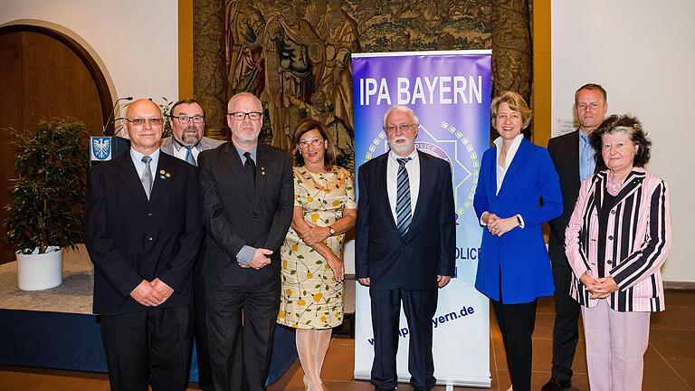 30 Jahre Verbindungsstelle Schweinfurt der International Police Association (IPA): Das wurde gebührend gefeiert. Im Bild (von links) Schatzmeister Gustav Breunig, Sekretär Paul Six, Leiter Holger Rumpel, Bürgermeisterin Sorya Lippert, Beisitzer Herbert Volpert, Schirmherrin Anja Weisgerber (MdB), Sekretär Florian Kohlhepp und Li Langen, jahrelang im Vorstand aktiv.&nbsp;