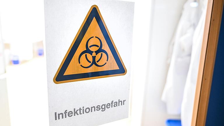 Ein Schild mit der Aufschrift 'Infektionsgefahr' ist an einer Tür eines Labors in Singen am Hohentwiel angebracht (Symbolbild).