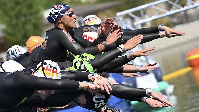 Auf geht´s in den Lupa-See: Hier starten die Freiwasser-Schwimmerinnen, unter anderem Leonie Beck und Lea Boy, ihren Wettkampf über die 5 Kilometer.