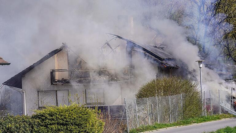 Bei einem Einsatz eines Sondereinsatzkommandos geriet am Mittwoch ein Haus in Boxberg (Main-Tauber-Kreis) in Brand.