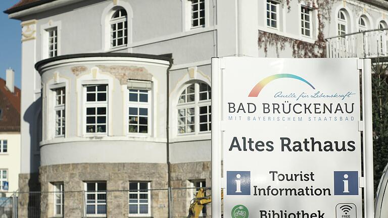 Eine baldige Rückkehr der Tourist-Info ins Alte Rathaus ist nicht in Sicht. Dafür soll der unschöne Bauzaun demnächst durch ein Gerüst am Haus ersetzt werden.  Foto: Steffen Standke       -  Eine baldige Rückkehr der Tourist-Info ins Alte Rathaus ist nicht in Sicht. Dafür soll der unschöne Bauzaun demnächst durch ein Gerüst am Haus ersetzt werden.  Foto: Steffen Standke