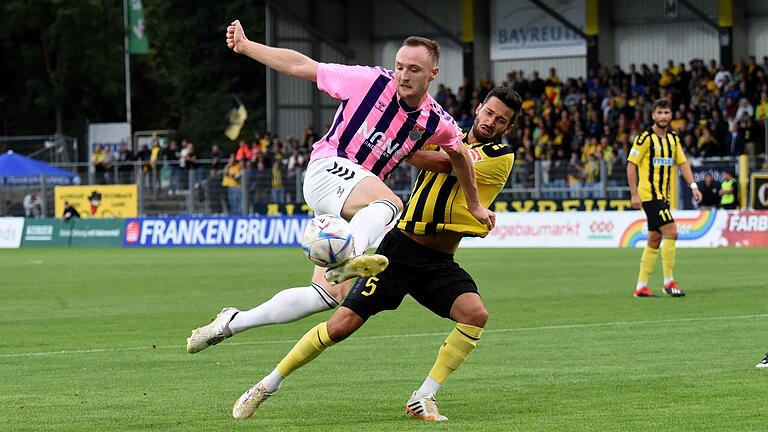 Marco Nickel (links) erzielte im Auswärtsspiel&nbsp; bei der SpVgg Bayreuth (rechts Edwin Schwarz) den Führungstreffer.