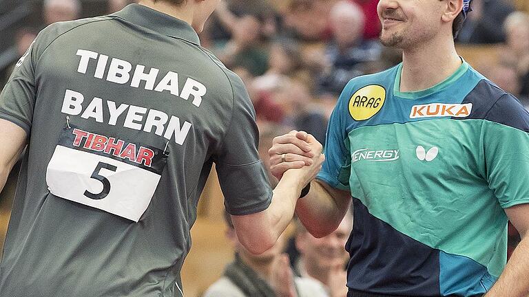 86. Deutsche Meisterschaft im Tischtennis       -  Handschlag nach dem Finale: Kilian Ort (links) und Timo Boll.