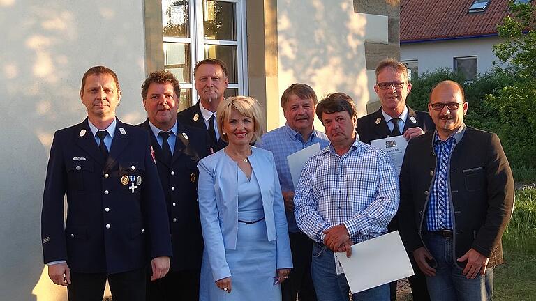 Floriansfeier mit Ehrungen       -  Während der traditionellen Floriansfeier wurden drei Kameraden der Järkendorfer Feuerwehr mit Staatlichen Ehrenzeichen ausgezeichnet. Nach dem Wortgottesdienst in der Antoniuskirche, der von Diakon Karl Leierseder gestaltet wurde, versammelten sich die Feuerwehrmitglieder in der Alten Schule zum Ehrenabend. Landrätin Tamara Bischof würdigte in ihrer Ansprache die Arbeit der kleinen Feuerwehren: Zum einen seien sie Kulturträger in den Dörfern, zum anderen sei die Aktive Wehr unverzichtbar wegen ihrer Schnelligkeit und Ortskenntnis bei Feuerwehreinsätzen im eigenen Ort. Für 25 Jahre Aktiven Feuerwehrdienst wurde Erich Fuchs mit dem Feuerwehrehrenzeichen in Silber geehrt. Die Ehrenzeichen in Gold für 40 Jahre Aktiven Dienst erhielten Adalbert Löhr und Martin Ebert. In ihren Grußworten würdigten Bürgermeister René Schlehr und Kreisbrandinspektor Michael Krieger den ehrenamtlichen Einsatz eines jeden Aktiven zum Wohle der Bevölkerung. Auf dem Foto (von links) Kommandant Michael Hofmann, Stellvertreter Matthias Biegner, Michael Krieger, Tamara Bischof, Adalbert Löhr, Erich Fuchs, Martin Ebert und René Schlehr.