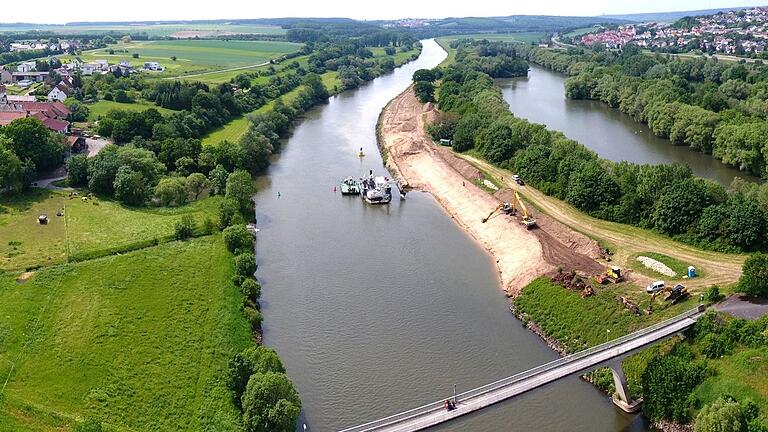 Bagger knabbern das Ufer ab: So wie hier vor einem Jahr bei Untereuerheim (Lkr. Schweinfurt) ist der Main in den vergangenen Jahren zwischen Würzburg und Bamberg Zug um Zug ausgebaut worden.