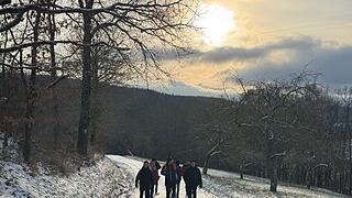 Das Wetter am Samstag war perfekt für eine Schneewanderung in der Rhön: Eine Gruppe Wanderer beim Aufstieg Richtung Waldberg.