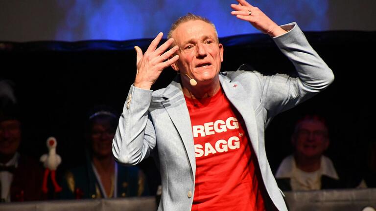 Zum Finale einen 'Dregg Sagg'. Kabarettist betrat die Bühne und der Saal tobte. Zum Finale einen 'Dregg Sagg'. Kabarettist betrat die Bühne und der Saal tobte.