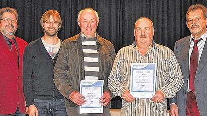 Hohe Vereinsehrung: Klaus Zitzmann (links) und Erwin Walter (rechts) ehrten (weiter von links) Thorsten Bockelt, Wolfgang Hau und Elmar Schmitt. Hohe Vereinsehrung: Klaus Zitzmann (links) und Erwin Walter (rechts) ehrten (weiter von links) Thorsten Bockelt, Wolfgang Hau und Elmar Schmitt.