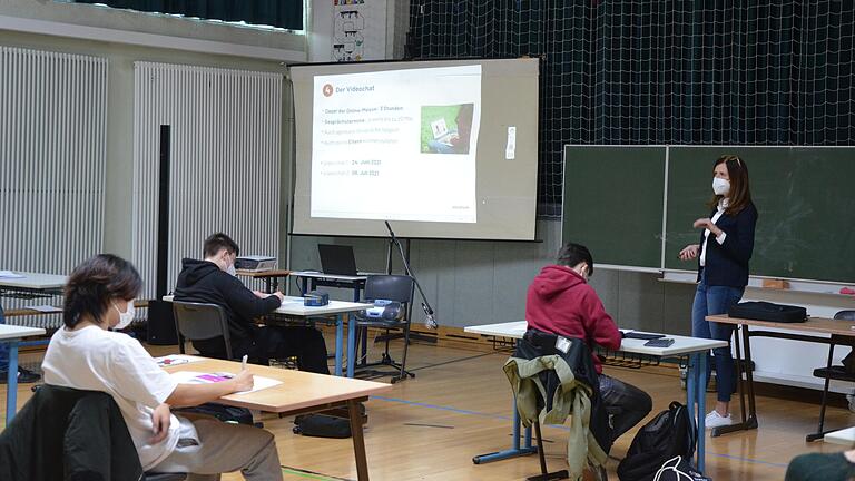 Referentin Jutta Trips vom Institut für Talententwicklung (rechts) bei ihrem vorbereitenden Vortrag auf die Fachmesse vocatium. Referentin Jutta Trips vom Institut für Talententwicklung (rechts) bei ihrem vorbereitenden Vortrag auf die Fachmesse vocatium.