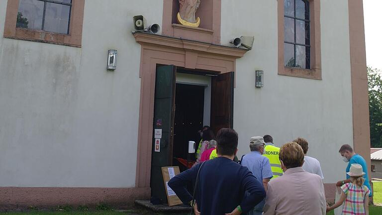 Viele Gläubige zieht es auch heuer auf den Maria Ehrenberg. Die Beschränkungen bei einem Besuch der Wallfahrtskirche können ab August gelockert werden.       -  Viele Gläubige zieht es auch heuer auf den Maria Ehrenberg. Die Beschränkungen bei einem Besuch der Wallfahrtskirche können ab August gelockert werden.