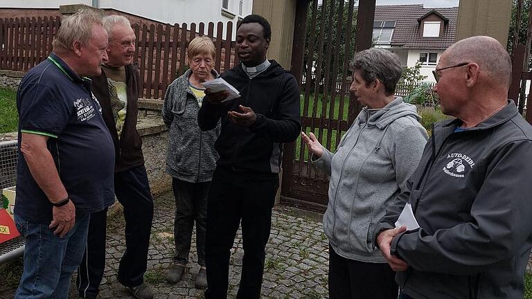 Das Gemeindeteam von Wasserlosen veranstaltete vor kurzem ein afrikanisches Essen. Der Erlös dieses Festes ging an das Waisenkinder-Projekt von Pfarrer Solomon (Bildmitte) in dessen Heimat Nigeria. Nach einem Gottesdienst konnten die Verantwortlichen, von links Bernhard Wahler, Hans Krimmel, Herlinde Popp, Heidrun Fella und Gebhard Gößmann, die Summe an den Geistlichen übergeben.