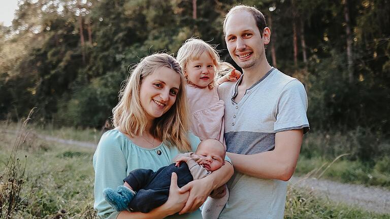 Irina Rohde und Johannes Baer aus Heustreu freuen sich mit Tochter Amalia über die Geburt von Jakob. Irina Rohde und Johannes Baer aus Heustreu freuen sich mit Tochter Amalia über die Geburt von Jakob.