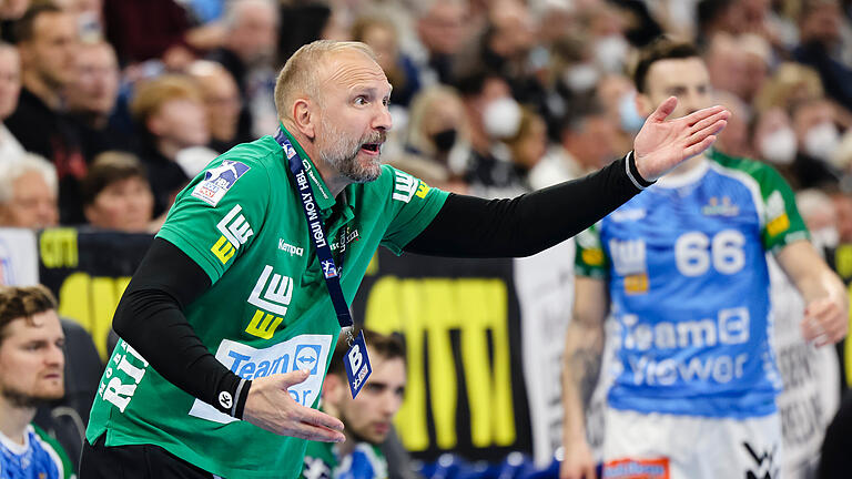 THW Kiel - Frisch Auf Göppingen.jpeg       -  Trainer Hartmut Mayerhoffer gestikuliert an der Seitenlinie. Mit dem HC Erlangen kämpft der 54-Jährige in der Bundesliga um den Klassenerhalt.