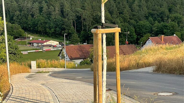 Blick vom neuen Baugebiet 'Brunnwiese II' hinunter in das Tal mit dem Sportgelände und dem 'Mühlbach'. Zisternen auf den Bauplätzen sollen für eine Wasserrückhaltung sorgen.