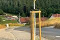 Blick vom neuen Baugebiet 'Brunnwiese II' hinunter in das Tal mit dem Sportgelände und dem 'Mühlbach'. Zisternen auf den Bauplätzen sollen für eine Wasserrückhaltung sorgen.