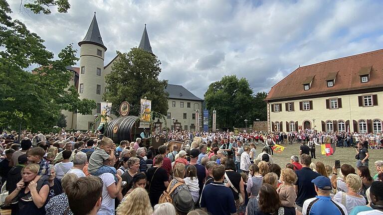 Die Festwoche 2024 ist mit dem Festzug vom Parkdeck zur Mainlände gestartet. Die Festwoche 2024 ist mit dem Festzug vom Parkdeck zur Mainlände gestartet.